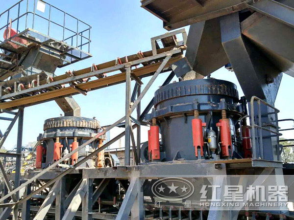 石料廠作業的圓錐破碎機 石料廠作業的圓錐破碎機