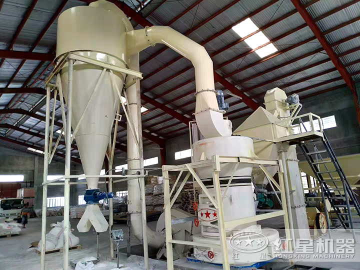 磨粉機(jī)作業(yè)現(xiàn)場(chǎng) 磨粉機(jī)作業(yè)現(xiàn)場(chǎng)