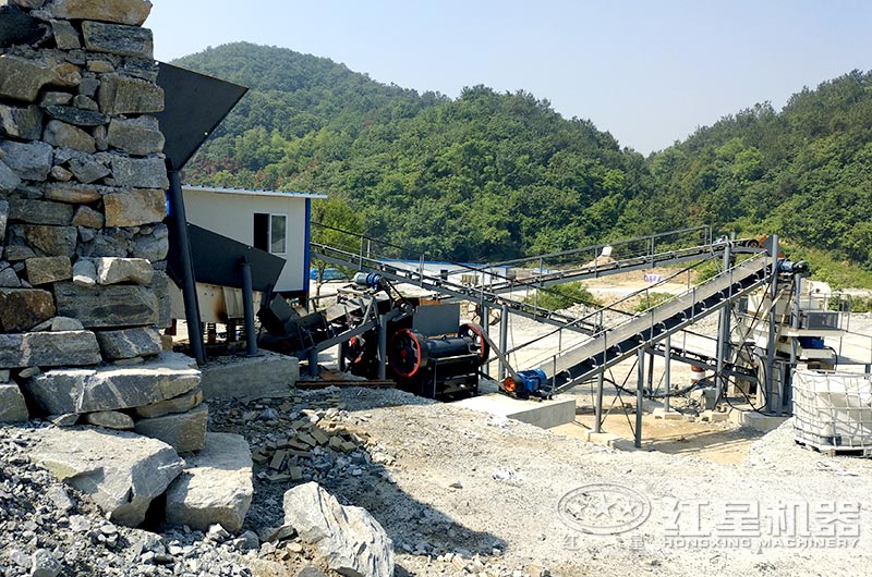 顎式細破碎機破碎現(xiàn)場,搭配制砂機使用 顎式細破碎機破碎現(xiàn)場,搭配制砂機使用